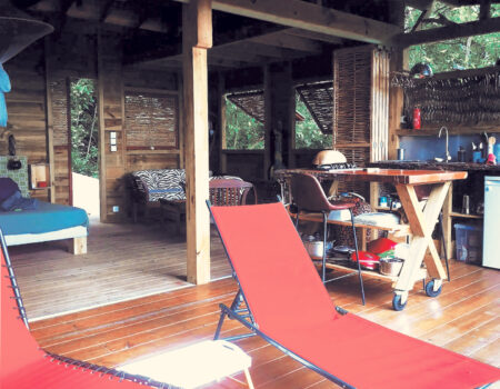 Terrasse spacieuse vue sur la mer des Caraïbes de la canopée, Location de Cabanes entre le arbres, Deshaies, Guadeloupe.