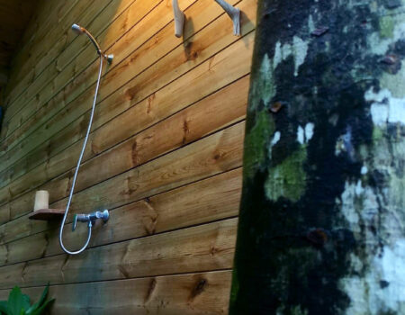 Douche extérieure, location de cabanes perchées dans la canopée, ecolodge, Deshaies, Guadeloupe