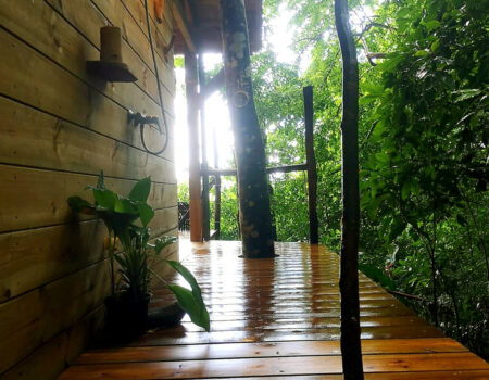 Douche extérieure, location de cabanes perchées dans la canopée, ecolodge, Deshaies, Guadeloupe