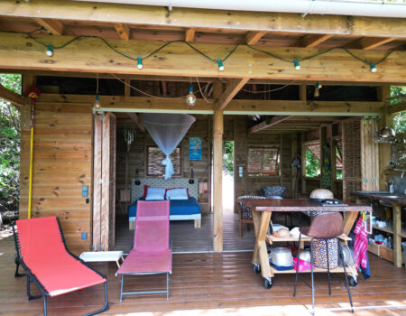 Cabane perchée dans la canopée, grande terrasse vue sur la mer des Caraïbes, location ecolodge, Deshaies, Guadeloupe
