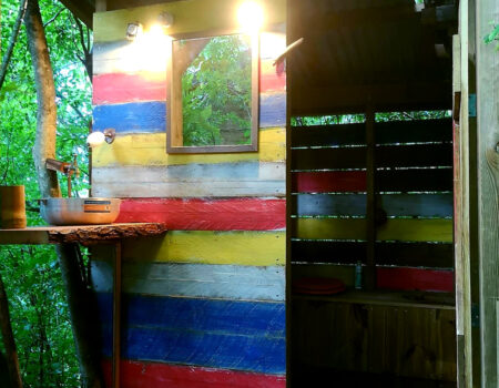 Toilettes sèches Location de cabanes perchées dans les arbres, ecolodges, Deshaies, Guadeloupe.