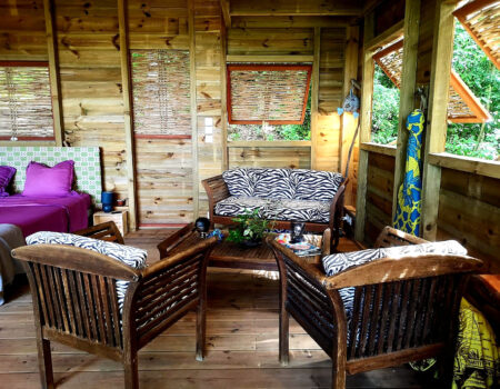 Coin salon cabane perchée dans la canopée, location ecolodge, Deshaies, Guadeloupe